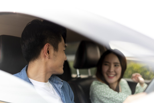 亚洲夫妇喜欢一起开车。乘汽车旅行。