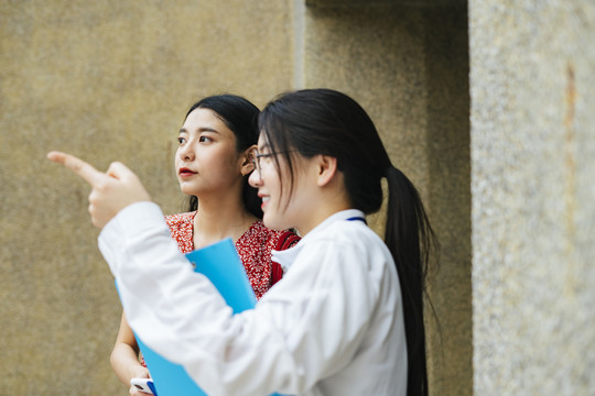 女导游给城里的女旅行者指路。