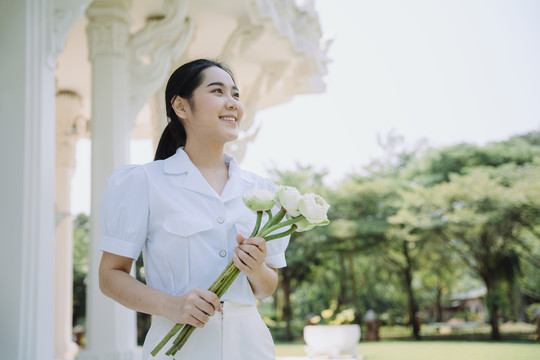 黑马尾姑娘望着折叠在她手里的傲人目光，她微笑着走向太阳穴，复制空间。