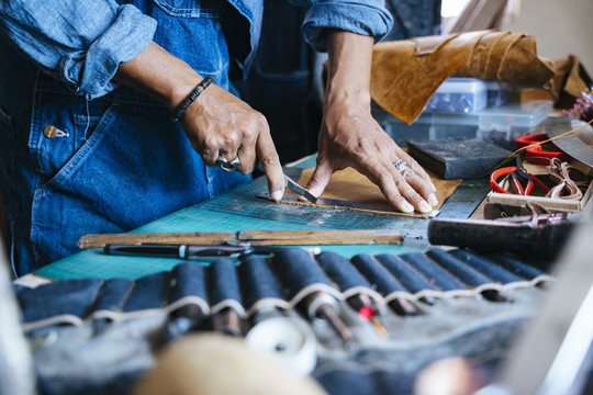 在靛蓝店里，当切割垫被工匠切割时，切割垫上的切割者，快速穿过设备。