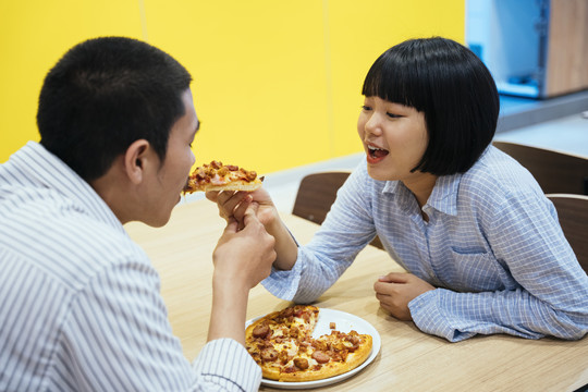 亚泰夫妇喜欢在餐厅里一起吃比萨饼。