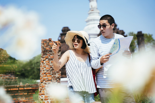 亚泰夫妇看地图一起在泰国古城旅游。当地旅游业。