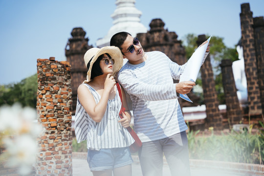 亚泰夫妇看地图一起在泰国古城旅游。当地旅游业。