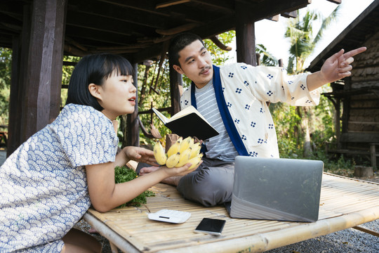 生态旅游-夫妇亚泰当地商人计划在网上销售产品的业务。