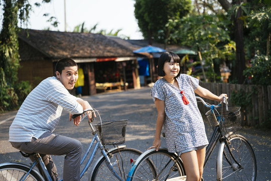 生态旅游-亚泰夫妇骑自行车一起在街上的乡间小路。旅行者活动。