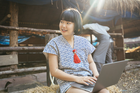 生态旅游-现代本地女商人鲍勃发型使用平板电脑做生意在线。网上购物。