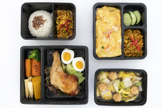 四个饭盒。白色背景中的泰国菜。