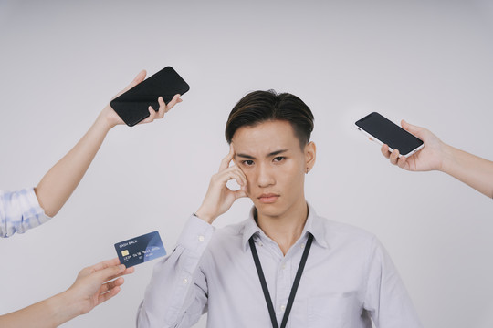 帅哥泰国亚裔男子混淆了网上购物与智能手机和信用卡。商业公司提供。交易和折扣。福利和高级礼品。隔离在白