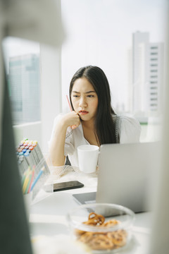 女设计师看了看她想用来做衣服的纺织品。