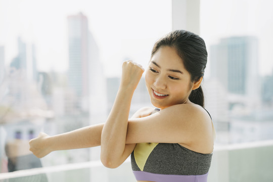 因为体育馆关门了，所以隔离期间妇女穿运动服在家锻炼身体。