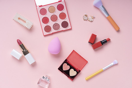 顶视图。平铺。粉红化妆品系列，背景为亮粉色。