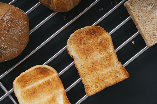黑底烤箱架上的一组多种面包。
