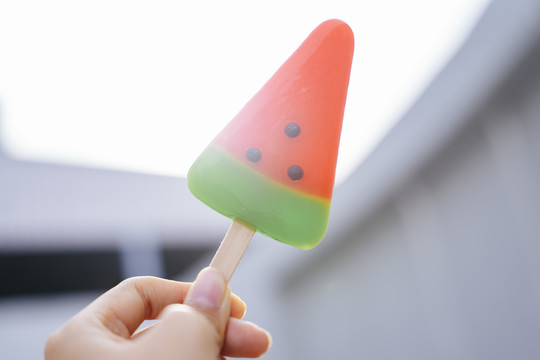 西瓜形状的冰激凌流行奠定了粉红色的粉彩背景。夏季甜点冰淇淋。