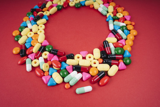 红色背景上圆形的各种彩色药物。