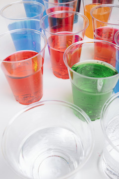 彩色和可口的苏打汽水塑料杯。红色。蓝色。绿色。橙色。