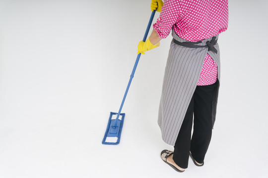 女佣用拖把清洁地板。
