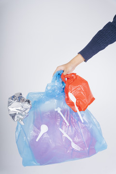 回收塑料袋废物的妇女手白色背景隔离。