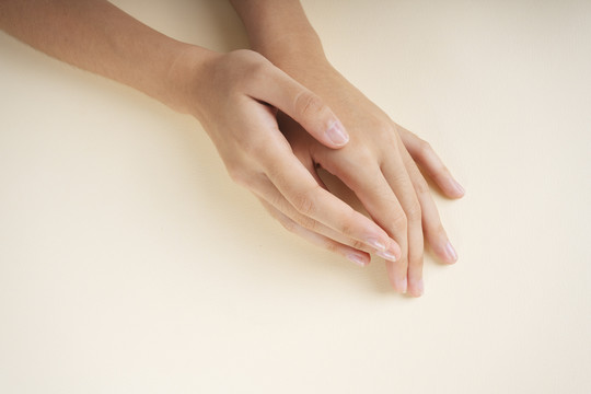 白色背景上的人的手以及如何用凝胶或酒精清洁你的手。