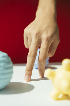 两只手指在冠状病毒群中小心翼翼地行走。