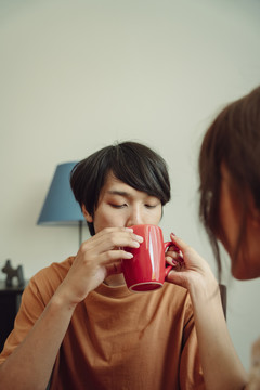 亚泰夫妇在餐厅用杯子喝咖啡或水。浪漫的场景。