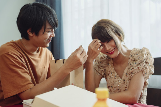 浪漫的场景。亚泰夫妇在餐厅求婚。男人向女人求婚使她大吃一惊。