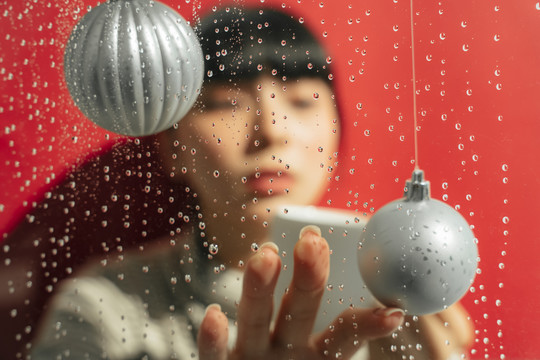 时尚写真-美丽的亚泰黑色长发女子，在雨季喝咖啡。下雨天