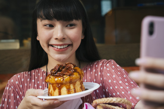 甜品店里的女孩