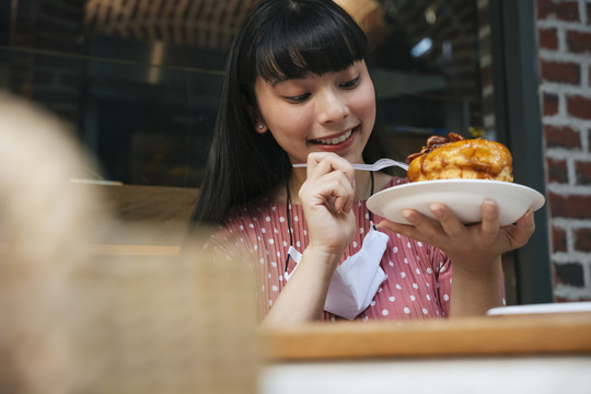 甜品店里的女孩