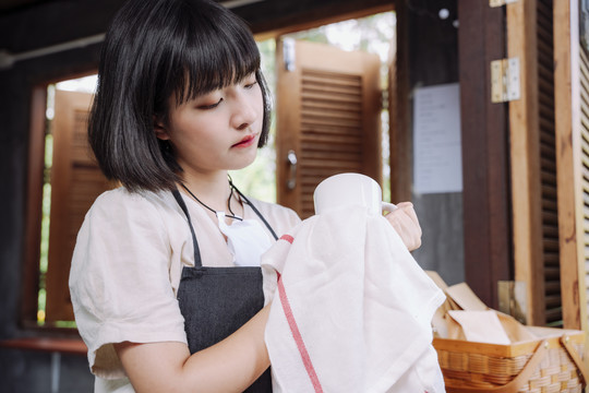 咖啡馆女服务员