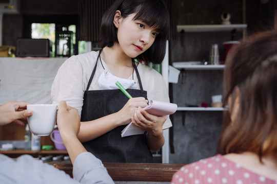 咖啡馆女服务员