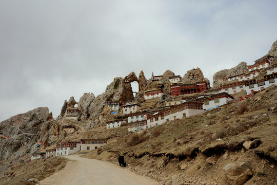 西藏丁青孜珠山苯教孜珠寺天门