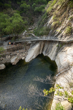 山间潭水