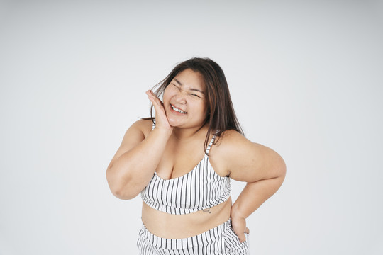 白色背景上快乐健康亚洲胖女人的特写镜头。