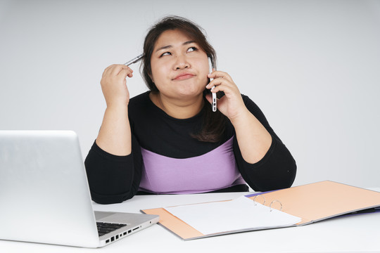 无聊的亚洲胖乎乎的女商人和讨厌的顾客通电话。
