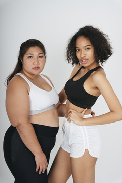 各种各样的女人的肖像，胖乎乎的亚非女人穿着白色背景的运动内衣。