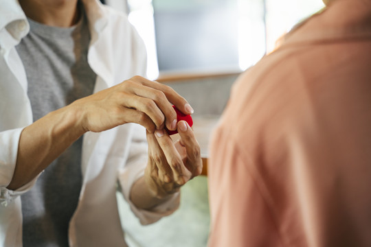 你愿意嫁给我吗。向女人求婚的男人从红盒子里拿出订婚戒指。浪漫的求婚。