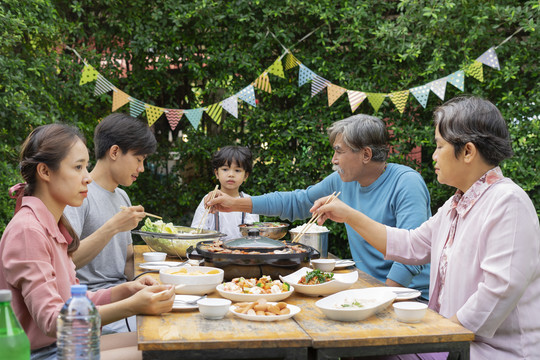 亚洲人喜欢在院子里吃烧烤来庆祝特殊的节日。