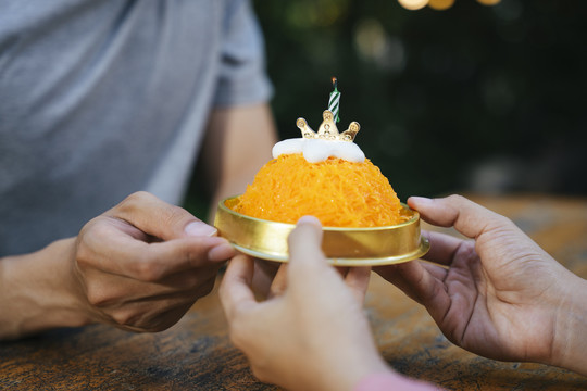 金线泰国甜点生日蛋糕特写。