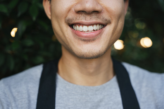 留着白牙胡子的亚洲男人的特写镜头。