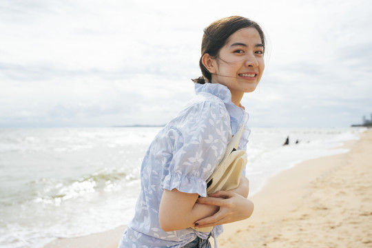 海滩上美丽的亚洲女游客的时尚写真。