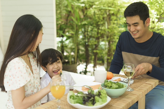 亚泰家庭喜欢在家里吃健康的午餐或早午餐。