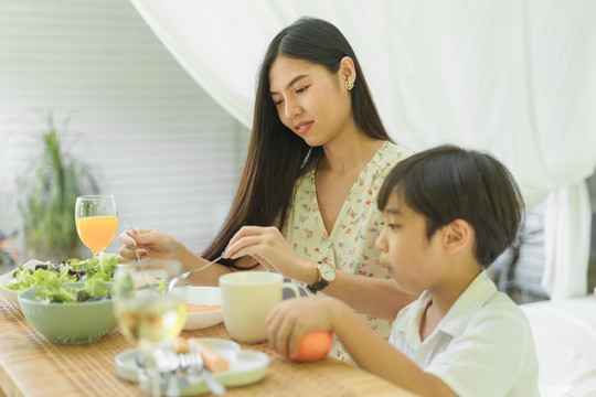 亚泰母子早餐或午餐都喜欢一起吃健康食品。