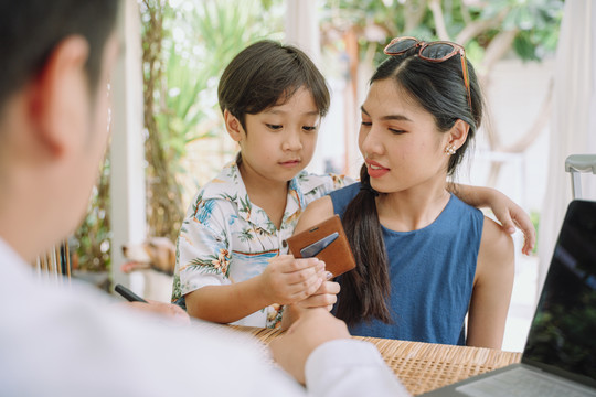 亚裔母子在预定酒店房间后收到一张卡片。