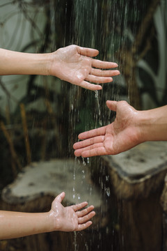 把雨淋到户外。