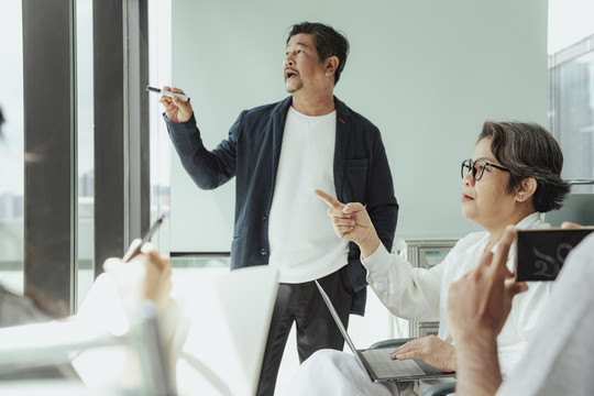 老年商务人士开会并录制视频。