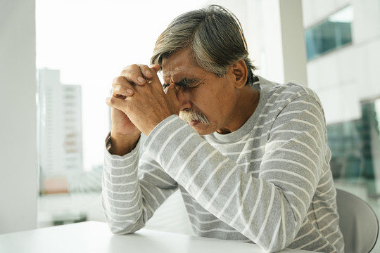 有健康问题的老人。头痛和偏头痛症状。