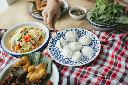 女人用叉子吃米粉的手。是一种食物概念。