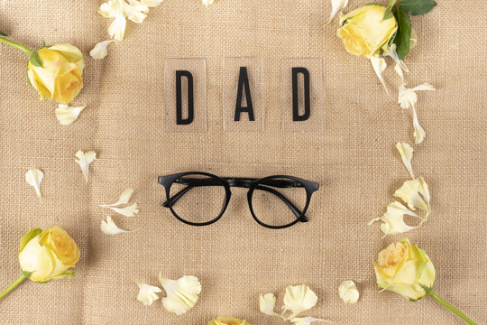 顶视图-爸爸的字与花和眼镜在圆形。