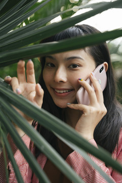 特写肖像——穿着正式衬衫的亚洲女商人在电话里交谈。