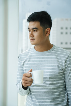 亚洲成年人早上喝热咖啡。